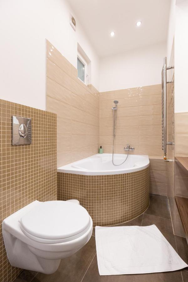 Lovely 2-Bedroom Apartment At The Vaci Street Βουδαπέστη Εξωτερικό φωτογραφία