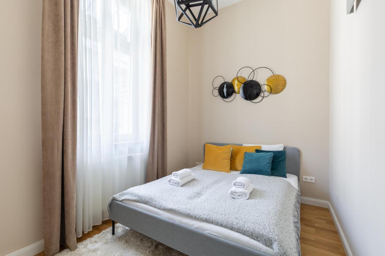 Lovely 2-Bedroom Apartment At The Vaci Street Βουδαπέστη Εξωτερικό φωτογραφία